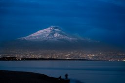 Ätna In Der Blauen Stunde Mit Catania Davor