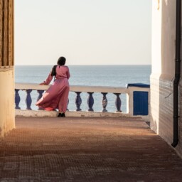 Frau Blickt In Sidi Ifni Aufs Meer Frau Blickt In Sidi Ifni Aufs Meer