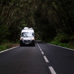 Wohnmobil In Den Dunklen Wäldern Des Nationalparks Garajonay Wohnmobil In Den Dunklen Wäldern Des Nationalparks Garajonay Auf La Gomera