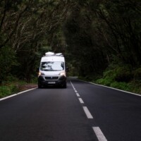 Wohnmobil In Den Dunklen Wäldern Des Nationalparks Garajonay Wohnmobil In Den Dunklen Wäldern Des Nationalparks Garajonay Auf La Gomera
