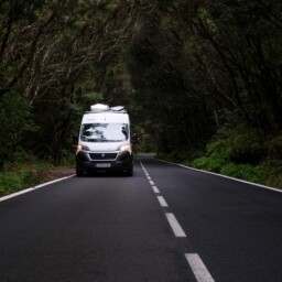 Wohnmobil In Den Dunklen Wäldern Des Nationalparks Garajonay Wohnmobil In Den Dunklen Wäldern Des Nationalparks Garajonay Auf La Gomera