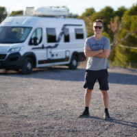 Über Uns 8 Gerfried Vom Womoguide Vor Dem Wohnmobil