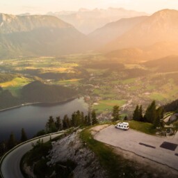 Blick Auf Wohnmobil Über Altaussee Mit Dem Dachstein Im Hintergrund Blick Auf Wohnmobil Über Altaussee Mit Dem Dachstein Im Hintergrund