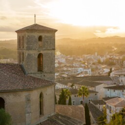 Städtchen Auf Mallorca In Der Abendsonne Städtchen Auf Mallorca In Der Abendsonne