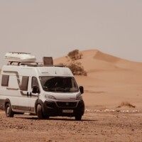 Unser Camper van vor einer Düne in der Sahara bei M'hamid Wohnmobil vor einer Düne in der Sahara bei M'hamid