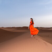 Frau In Rotem Kleid In Der Sahara