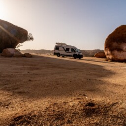 Wohnmobil Zwischen Felsblöcken Nahe Tafraoute Wohnmobil Zwischen Felsblöcken Nahe Tafraoute