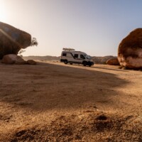 Wohnmobil zwischen Felsblöcken nahe Tafraoute Wohnmobil zwischen Felsblöcken nahe Tafraoute