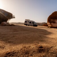 Wohnmobil Zwischen Felsblöcken Nahe Tafraoute