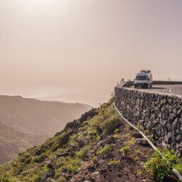 Ein Van An Der Küste La Gomeras In Der Morgensonne Ein Van An Der Küste La Gomeras In Der Morgensonne