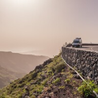 Ein Van an der Küste La Gomeras in der Morgensonne Ein Van an der Küste La Gomeras in der Morgensonne