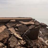 Unser Camper Van steht an der bröckelnden Atlantik-Küste Marokkos Camper Van steht an der bröckelnden Atlantik-Küste Marokkos